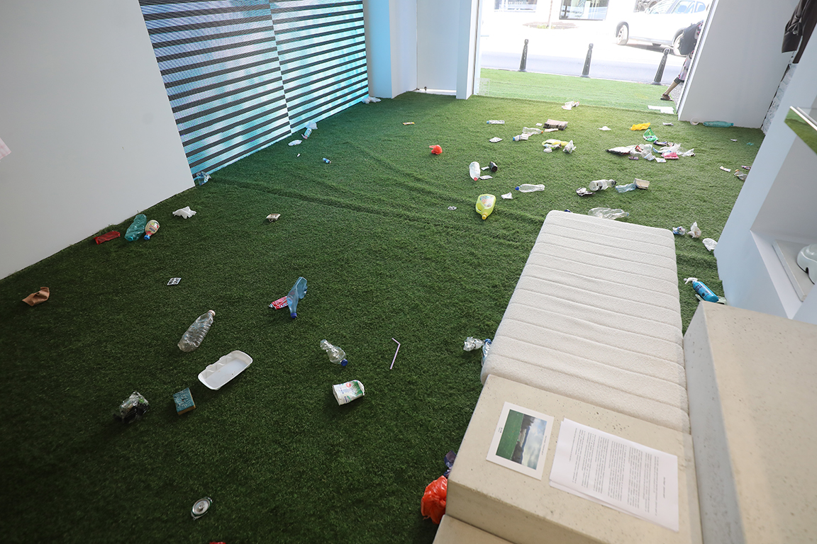 <p>От НИМ пък обясниха, че произведението не е отговаряло на предварително даденото от Мудов описание на проекта и е съдържало опасни отпадъци, което предизвикало недоволство у посетителите.</p>