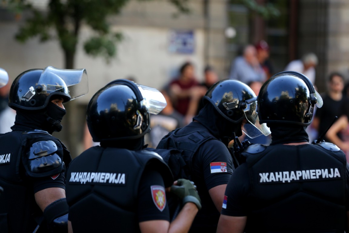 Дават на полицията в Сърбия да смаже протестите