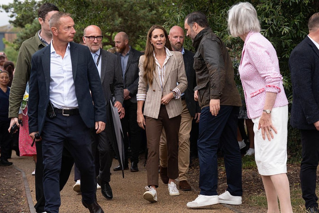 <p>43-годишната принцеса на Уелс посети болницата в Колчестър, Есекс, за да прекара време в специално проектирана градина за благополучие. Това зелено пространство е създадено с цел възстановяване и предлага спокойствие както на пациентите, така и на служителите и посетителите.</p>