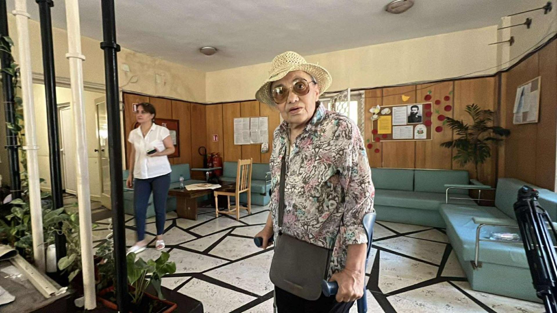 В резултат от измамна схема 79 годишна жена от Казанлък била