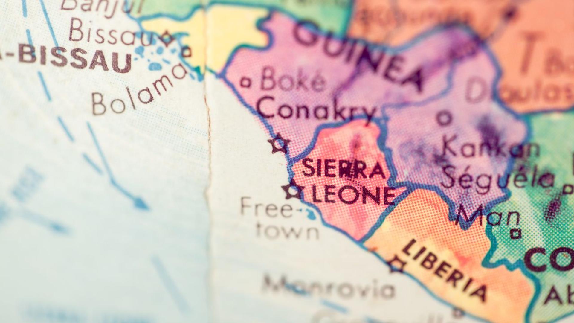 Червен транспортен контейнер стои на пистата на кея Кралица Елизабет