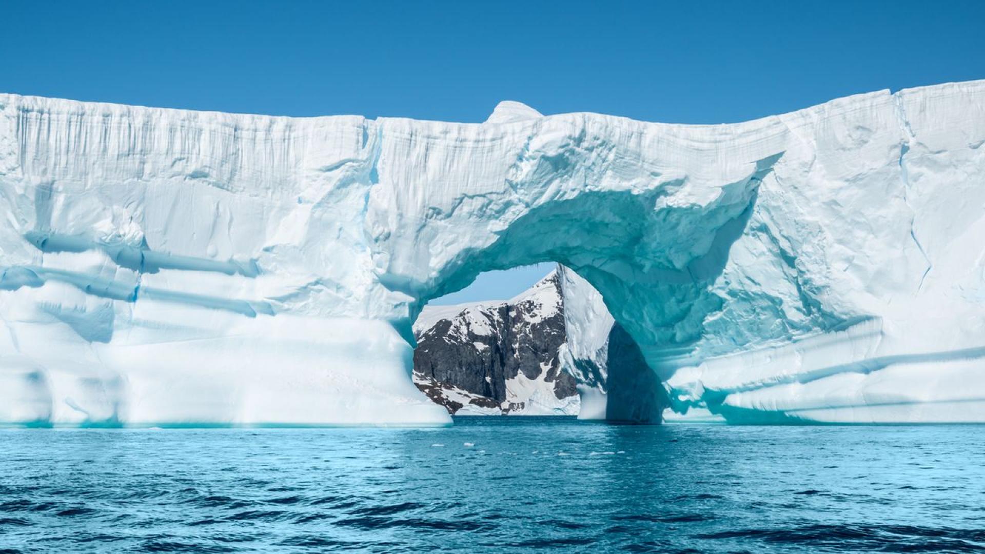 Американски тийнейджър е арестуван на антарктически остров което създава голяма