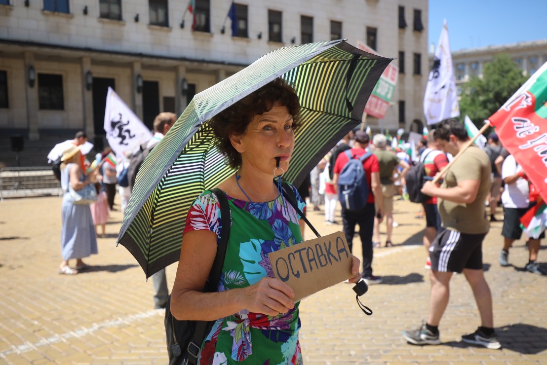 <p>Привърженици на партия &quot;Възраждане&quot; протестират пред Народното събрание. С плакати с надписи &quot;Оставка&quot;, &quot;Запазваме лева! Печелим битката!&quot;, &quot;Бъдещето е на суверенните държави!&quot;, &quot;Запазваме българския лев!, те се събраха пред сградата на парламента.</p>