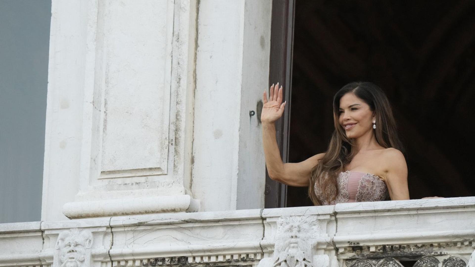 Лорън Санчес е опаковала цели 27 дизайнерски рокли за пищната