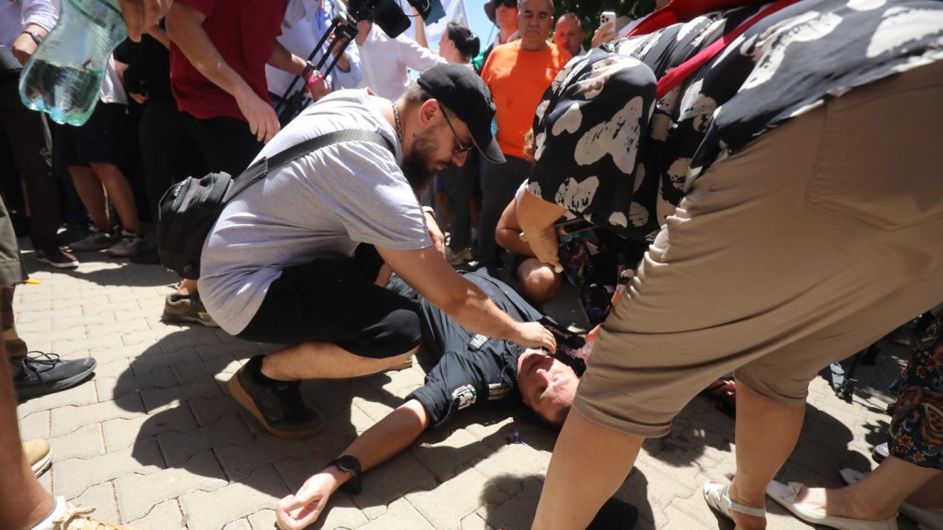 Полицай беше повален на земята по време на протеста срещу