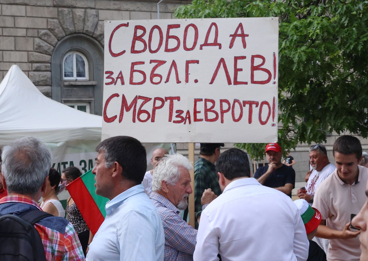 <p>Протестиращи в защита на българския лев блокираха движението по столичния бул. &quot;Цар Освободител&quot;. Те се събраха около сградите на президентската институция и на Народното събрание. В района имаше засилено полицейско присъствие.Събралите се настояваха за запазване на лева, провеждане на референдум за еврото и за оставка на правителството.</p>