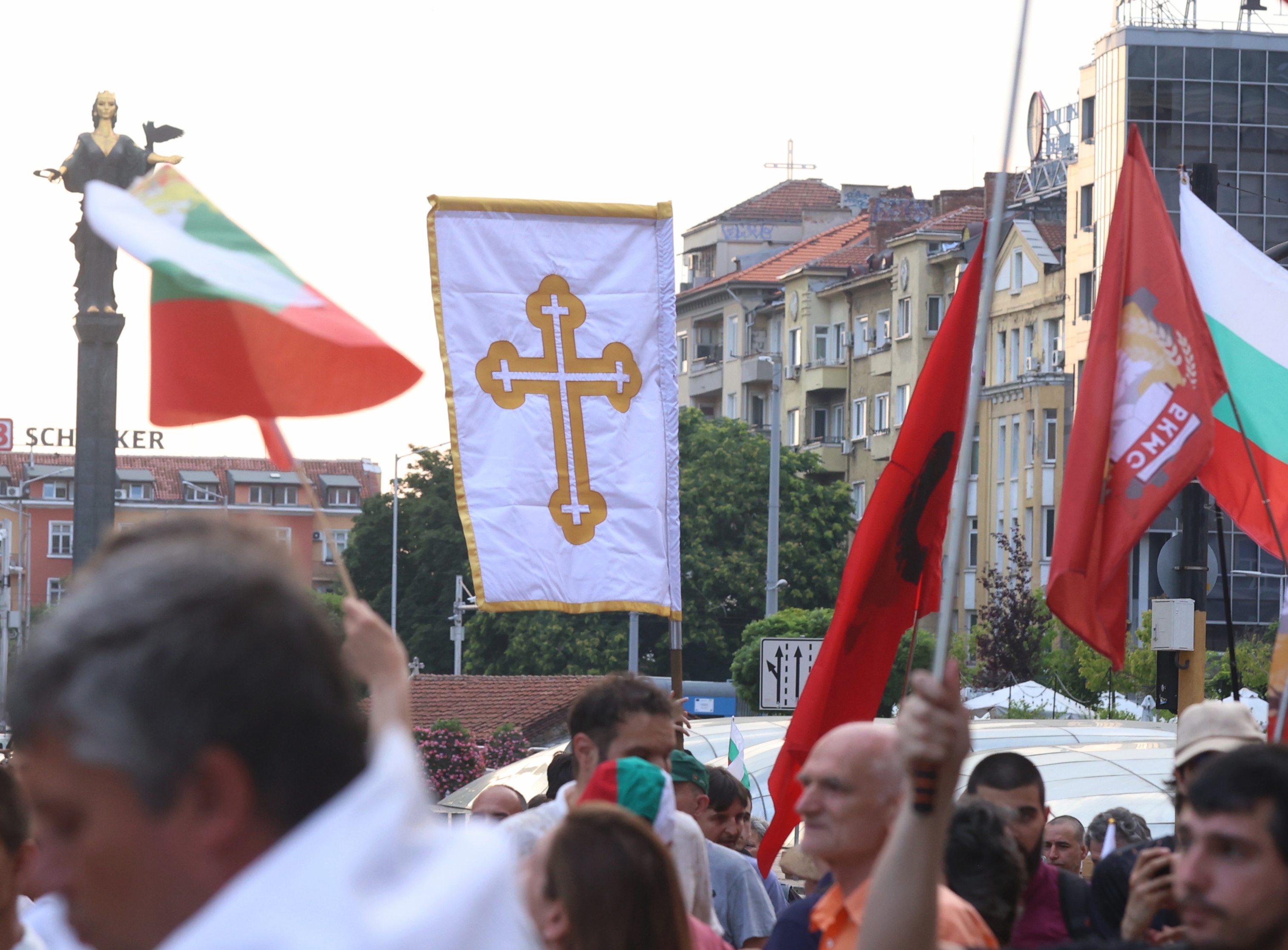 <p>Протестиращи в защита на българския лев блокираха движението по столичния бул. &quot;Цар Освободител&quot;. Те се събраха около сградите на президентската институция и на Народното събрание. В района имаше засилено полицейско присъствие.Събралите се настояваха за запазване на лева, провеждане на референдум за еврото и за оставка на правителството.</p>