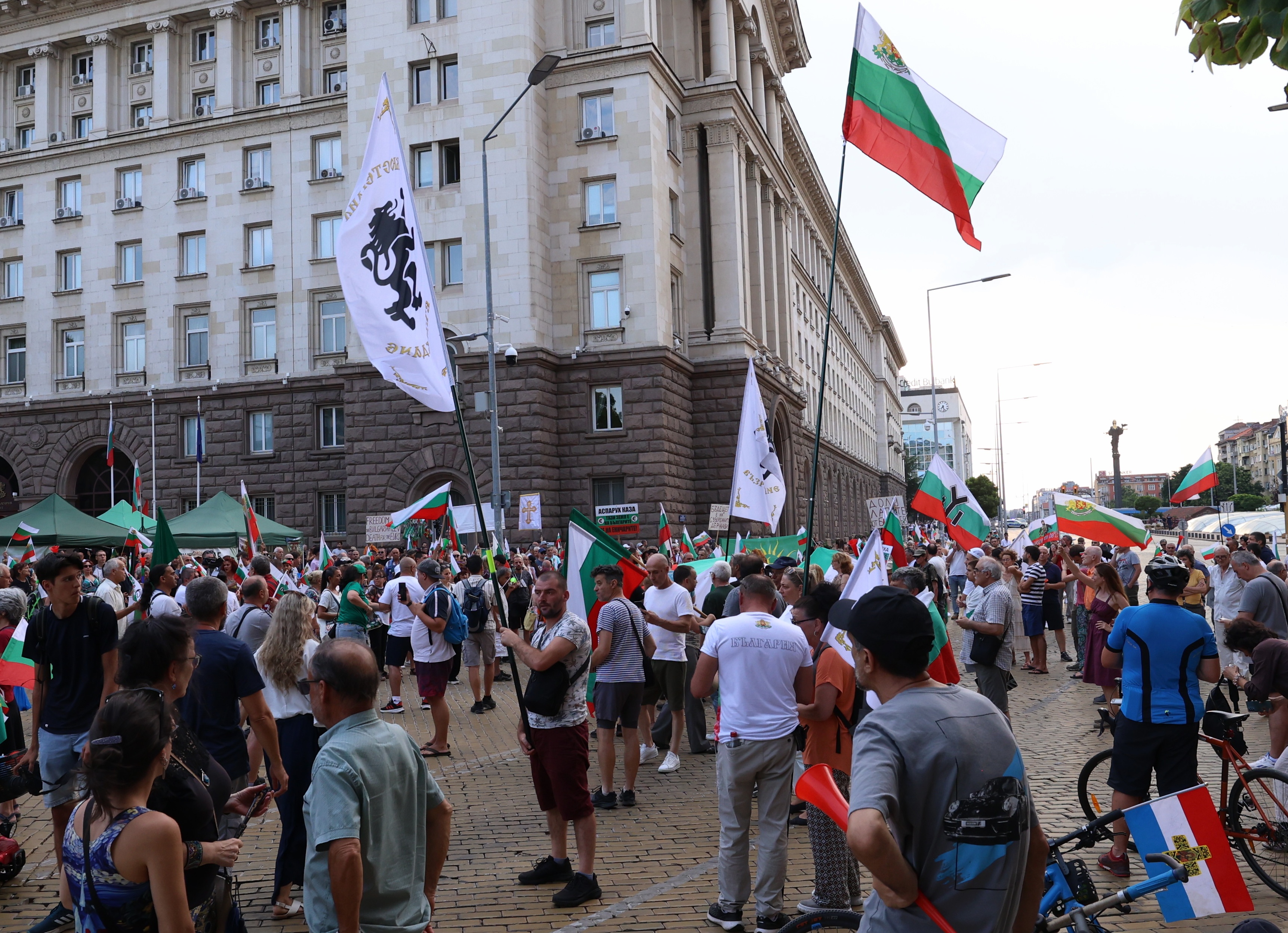<p>Протестиращи в защита на българския лев блокираха движението по столичния бул. &quot;Цар Освободител&quot;. Те се събраха около сградите на президентската институция и на Народното събрание. В района имаше засилено полицейско присъствие.Събралите се настояваха за запазване на лева, провеждане на референдум за еврото и за оставка на правителството.</p>