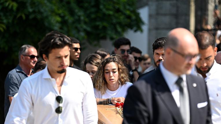  Португалия в сълзи: Съпругата на Диого Жота го изпрати в бяло 