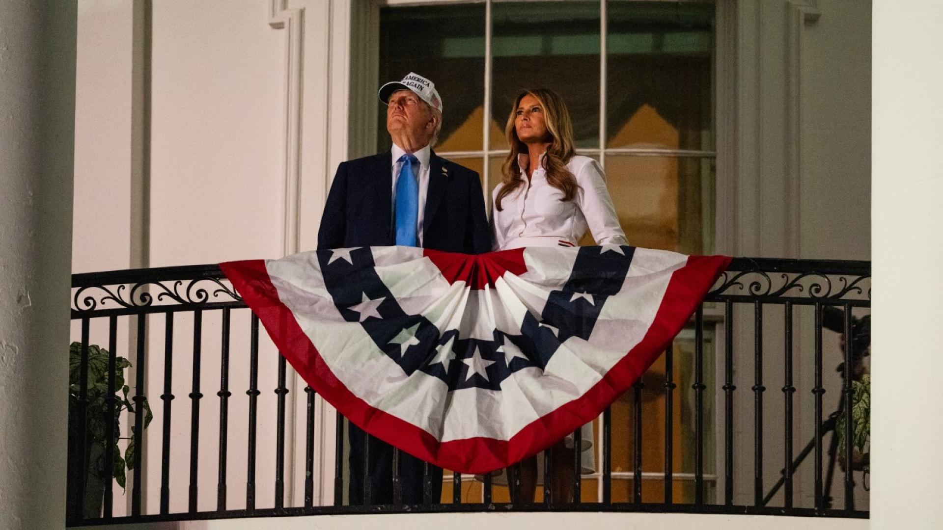 Първата дама Мелания Тръмп сякаш имитира емблематичния танц на Тръмп