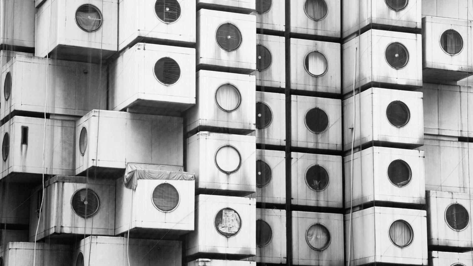 Извита като нестабилна кула от перални машини накацали по ръба