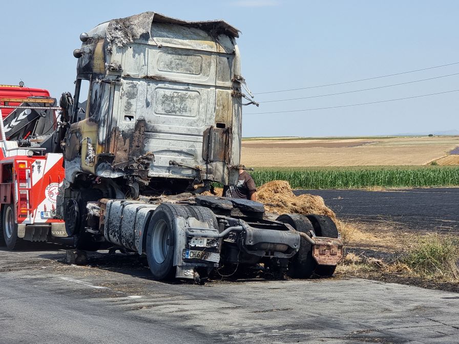 Тир пламна в движение на международния път за "Лесово"
