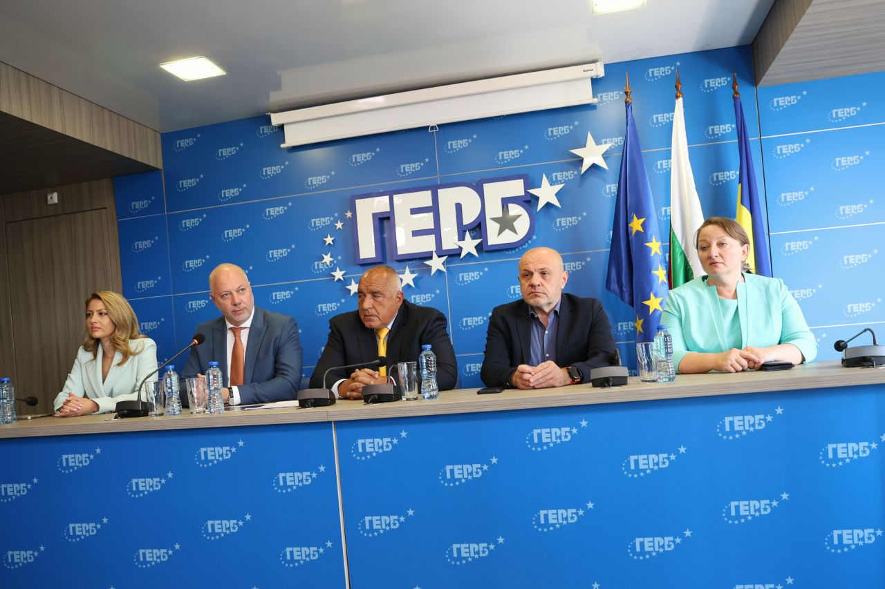 <p>В централата на ПП ГЕРБ се проведе изявление на партията, след окончателното гласуване в Европейския парламент и ЕКОФИН за приемане на България в еврозоната</p>