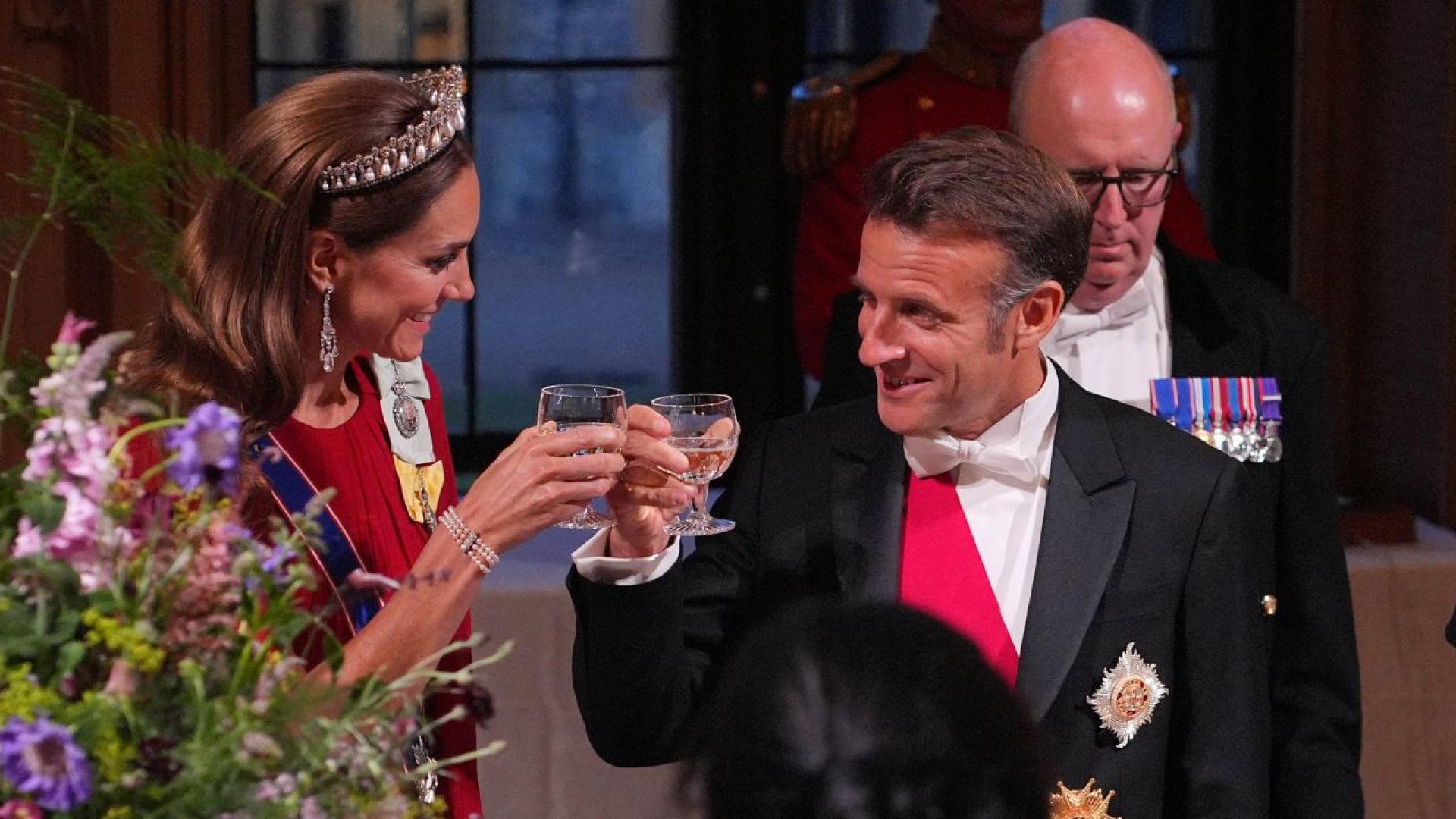 Намигащият Еманюел Макрон беше заснет да си разговаря с принцесата