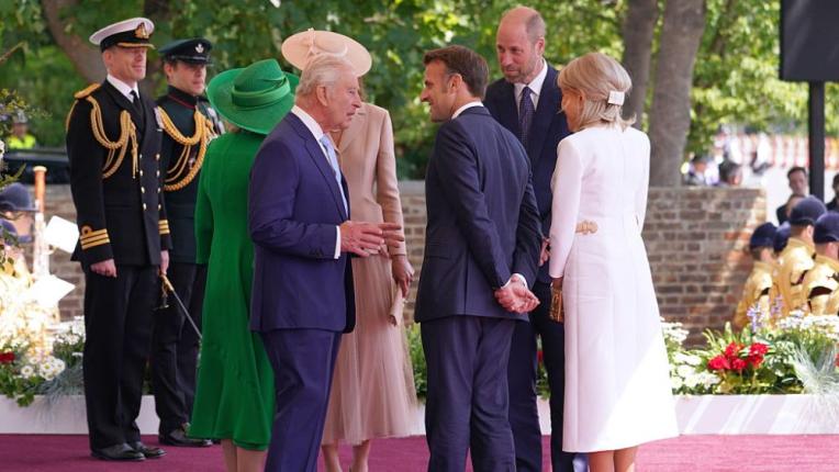  Еманюел Макрон още веднъж бе компрометиран от брачната половинка си при слизане от аероплан 