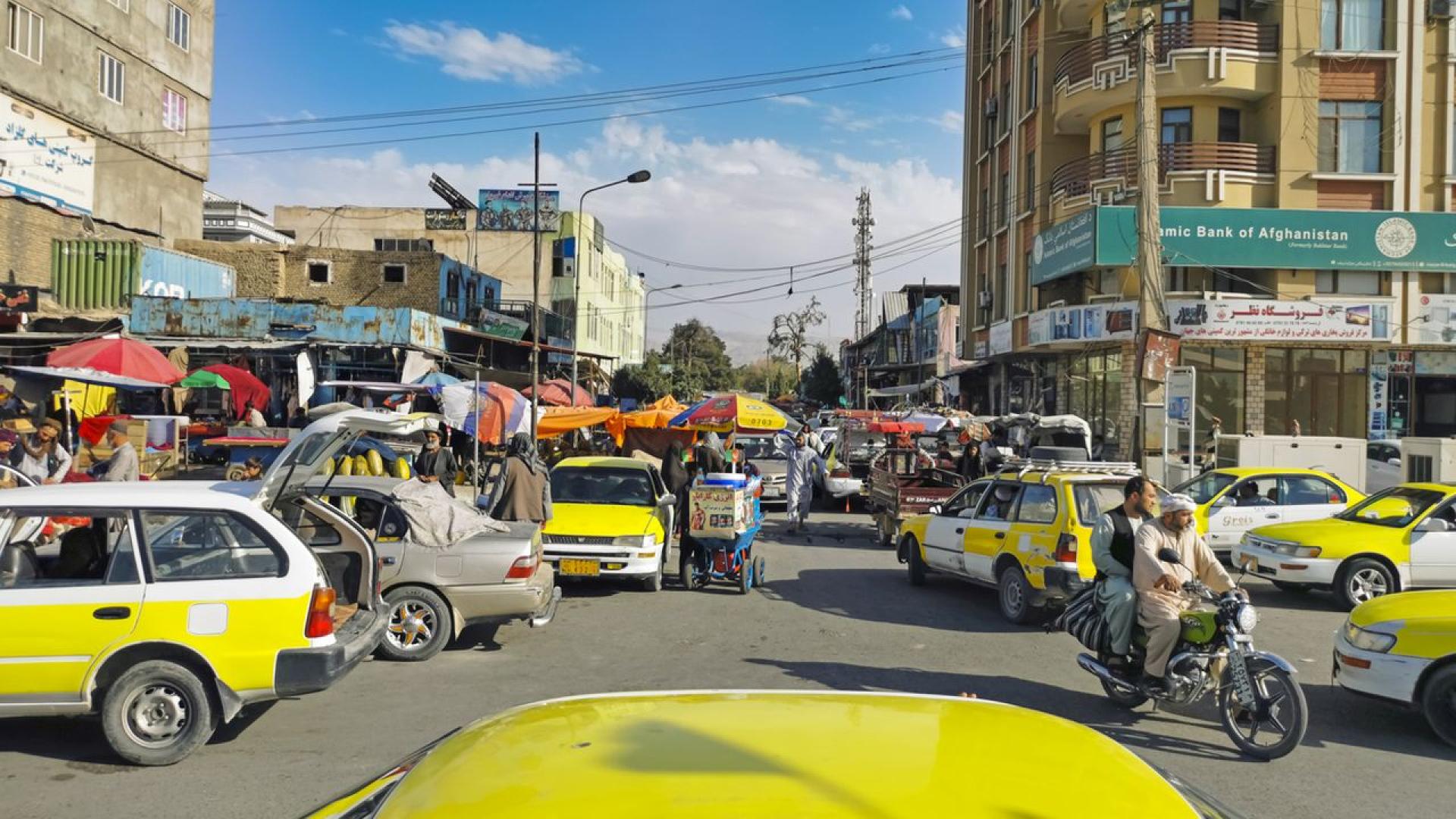 Взноя на афганистанския град Кандахар някои таксита се движат с