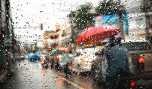 <p>Внимание! Жълт код за значителни валежи в 9 области от страната</p>