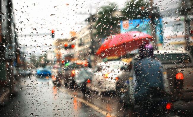 <p>Внимание! Жълт код за значителни валежи в 9 области от страната</p>