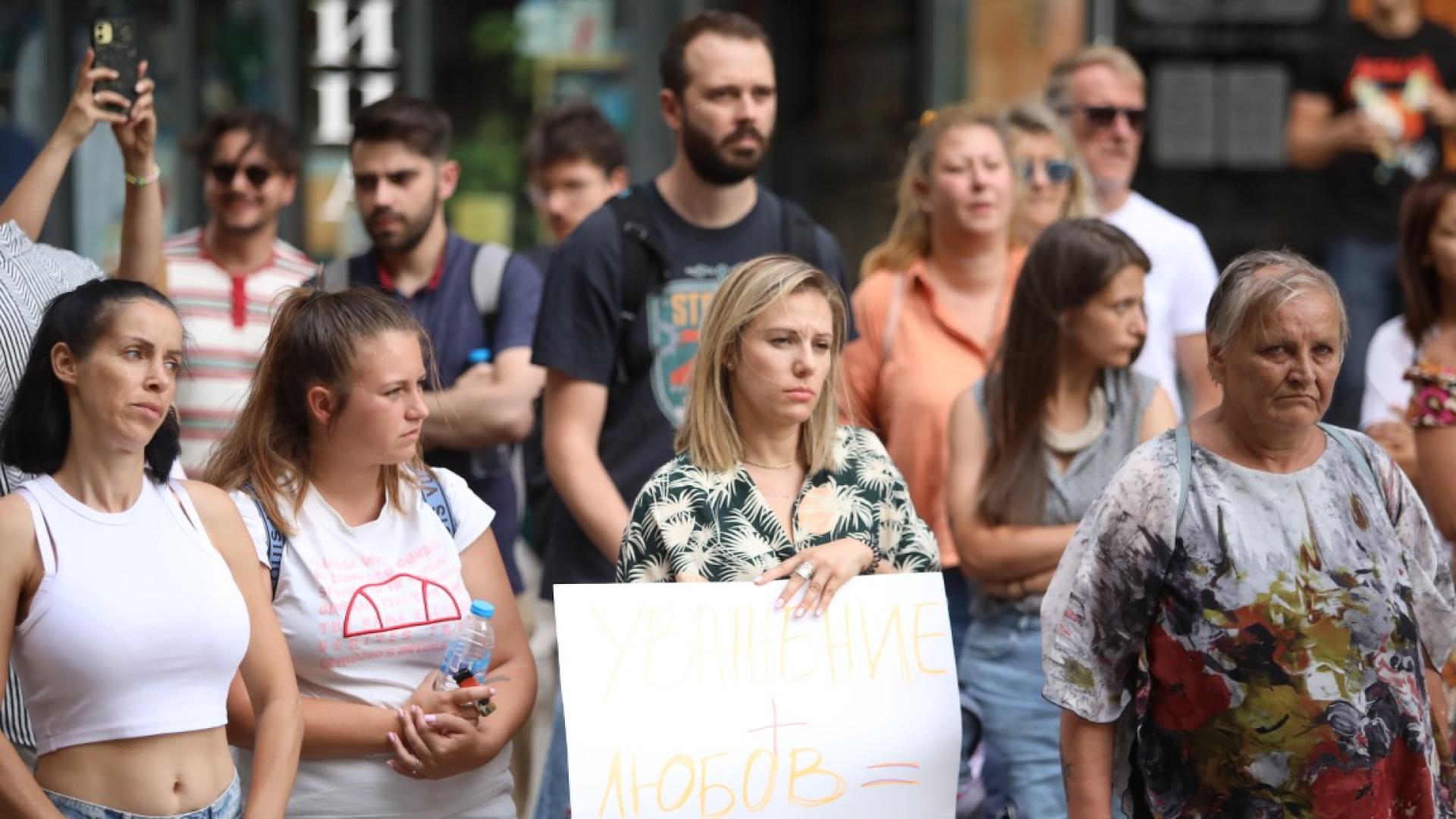 Протест и контрапротест се провеждат пред Университетската акушеро гинекологична болница УАГБ