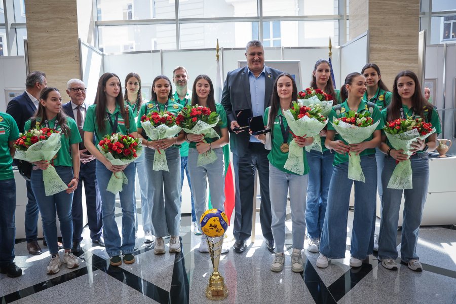 Световните шампионки по волейбол занесоха Купата в парламента1