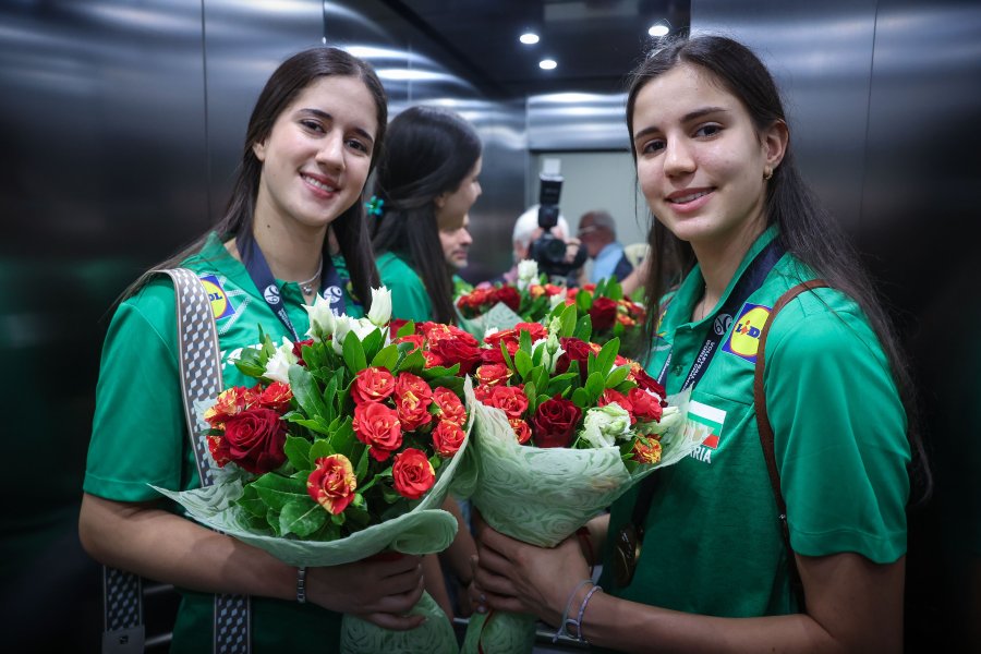 Световните шампионки по волейбол занесоха Купата в парламента1