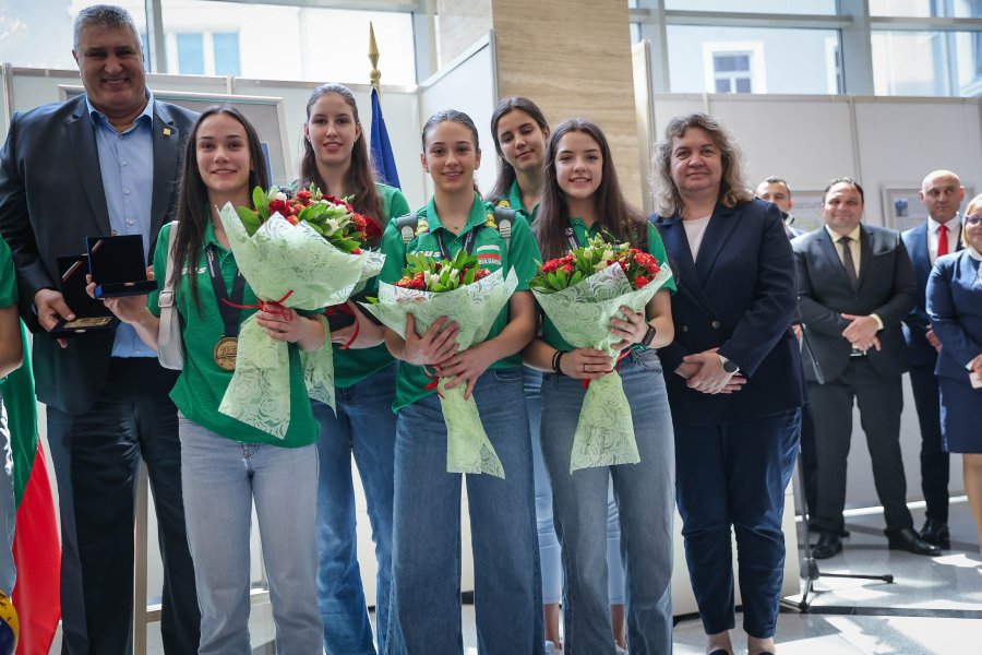 Световните шампионки по волейбол занесоха Купата в парламента1