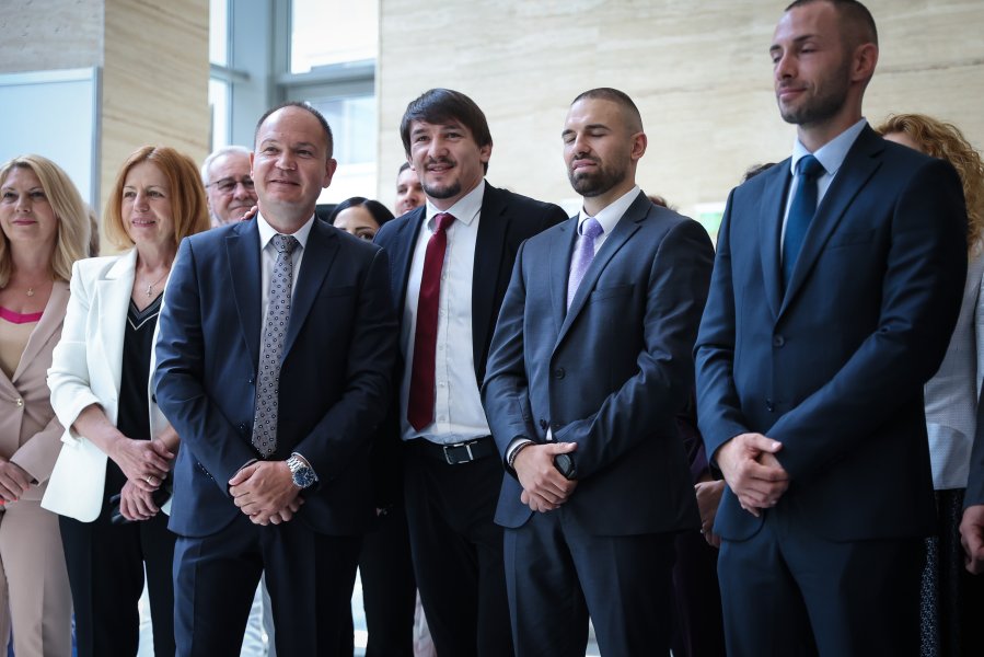 Световните шампионки по волейбол занесоха Купата в парламента1