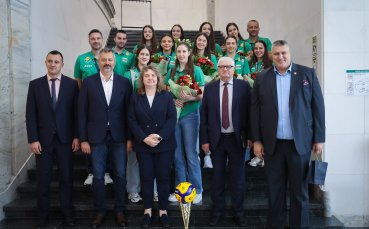 Парламентът посрещна на крака световните ни шампионки по волейбол