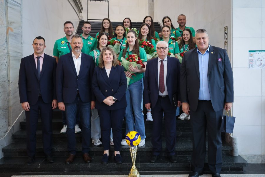 Световните шампионки по волейбол занесоха Купата в парламента1