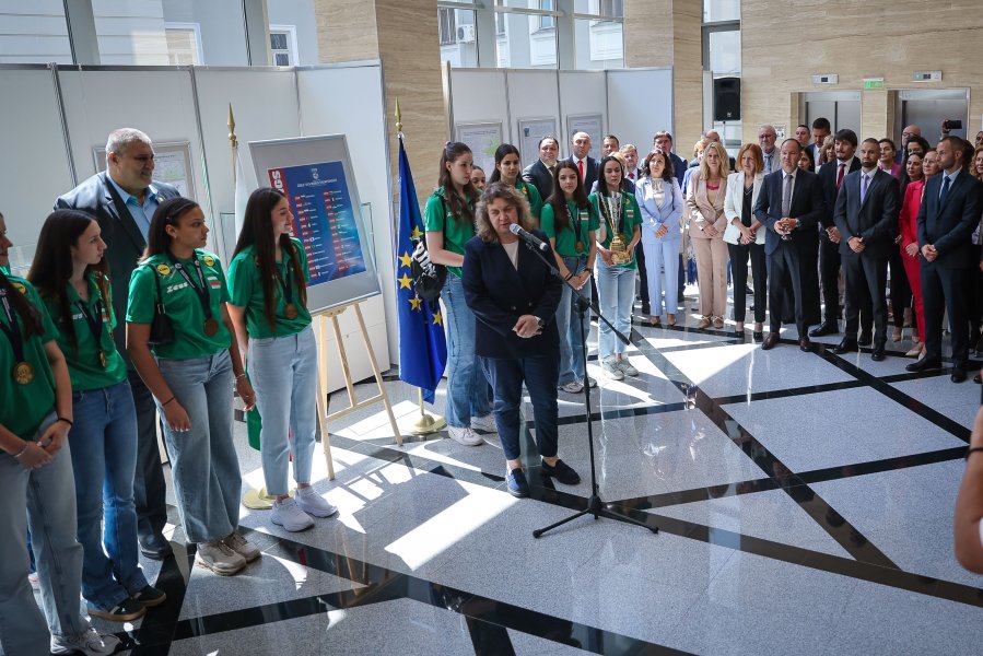 Световните шампионки по волейбол занесоха Купата в парламента1