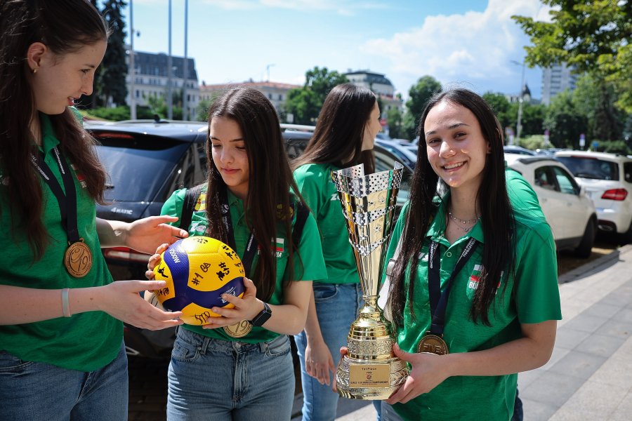 Световните шампионки по волейбол занесоха Купата в парламента1