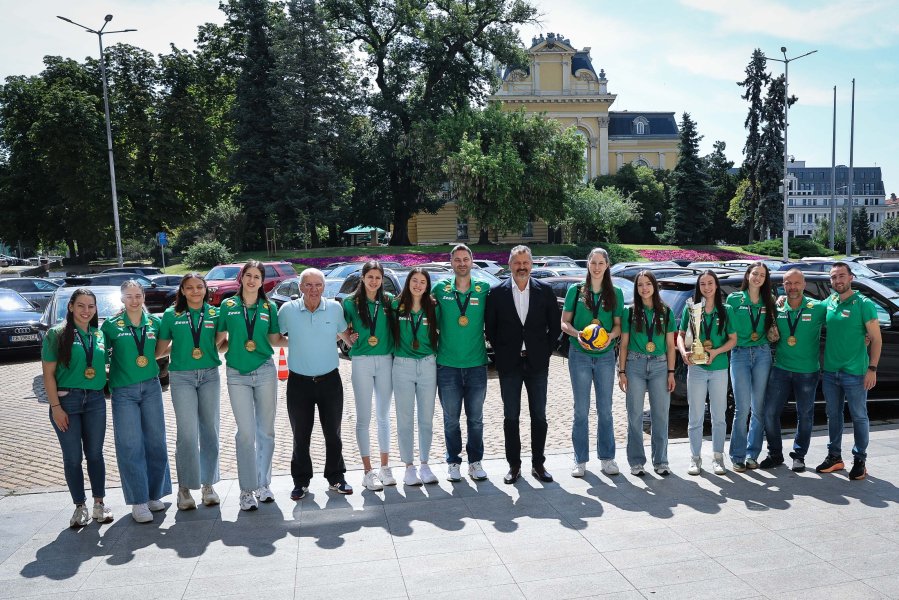 Световните шампионки по волейбол занесоха Купата в парламента1