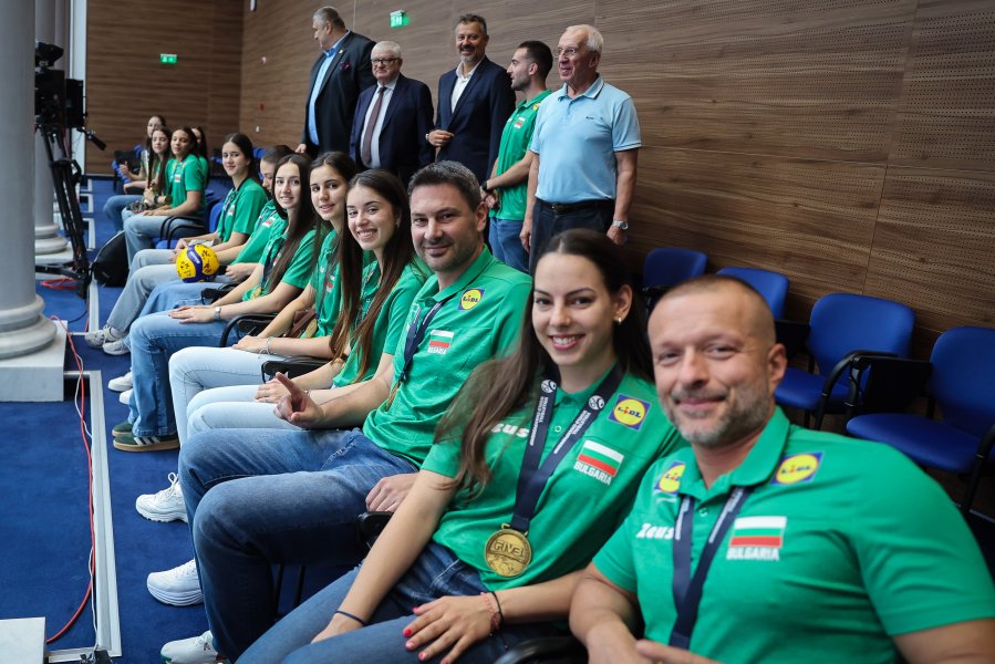 Световните шампионки по волейбол занесоха Купата в парламента1