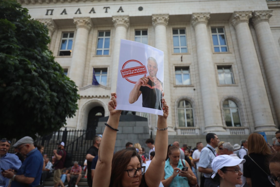 <p>Множество граждани се събраха на протест пред Съдебната палата в София с искане за независимо правосъдие.</p>