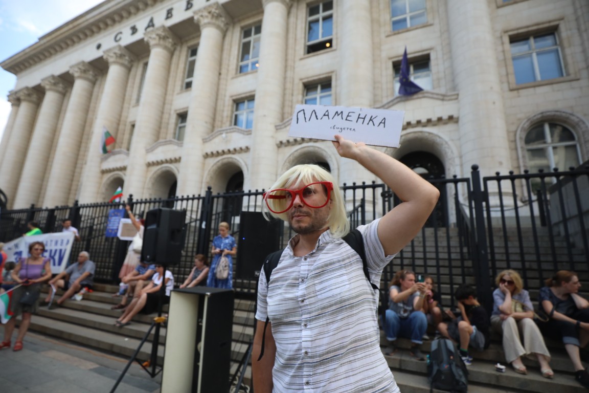 <p>Множество граждани се събраха на протест пред Съдебната палата в София с искане за независимо правосъдие.</p>