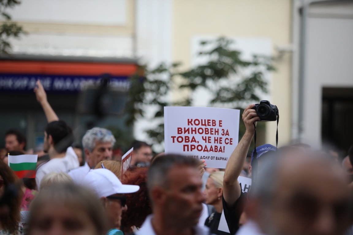 <p>Множество граждани се събраха на протест пред Съдебната палата в София с искане за независимо правосъдие.</p>