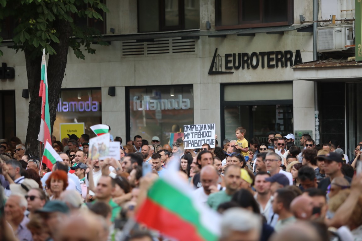 <p>Множество граждани се събраха на протест пред Съдебната палата в София с искане за независимо правосъдие.</p>