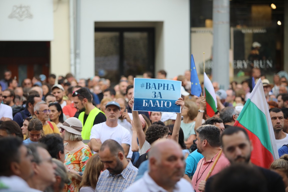 <p>Множество граждани се събраха на протест пред Съдебната палата в София с искане за независимо правосъдие.</p>