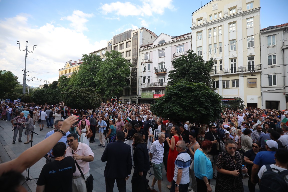<p>Множество граждани се събраха на протест пред Съдебната палата в София с искане за независимо правосъдие.</p>