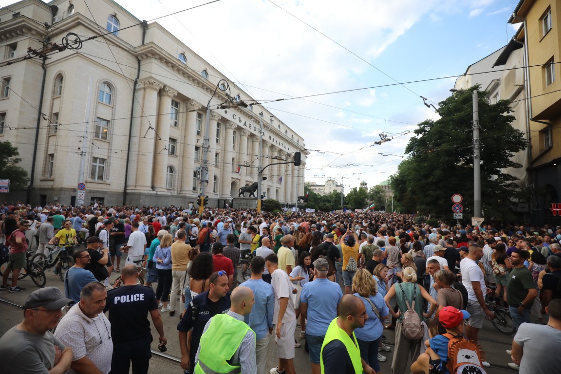<p>Множество граждани се събраха на протест пред Съдебната палата в София с искане за независимо правосъдие.</p>