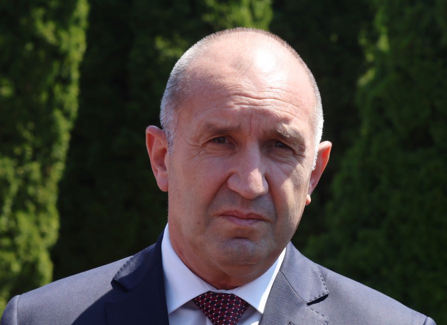 Радев за инцидента със самолета на Урсула фон дер Лайен: Измислен скандал