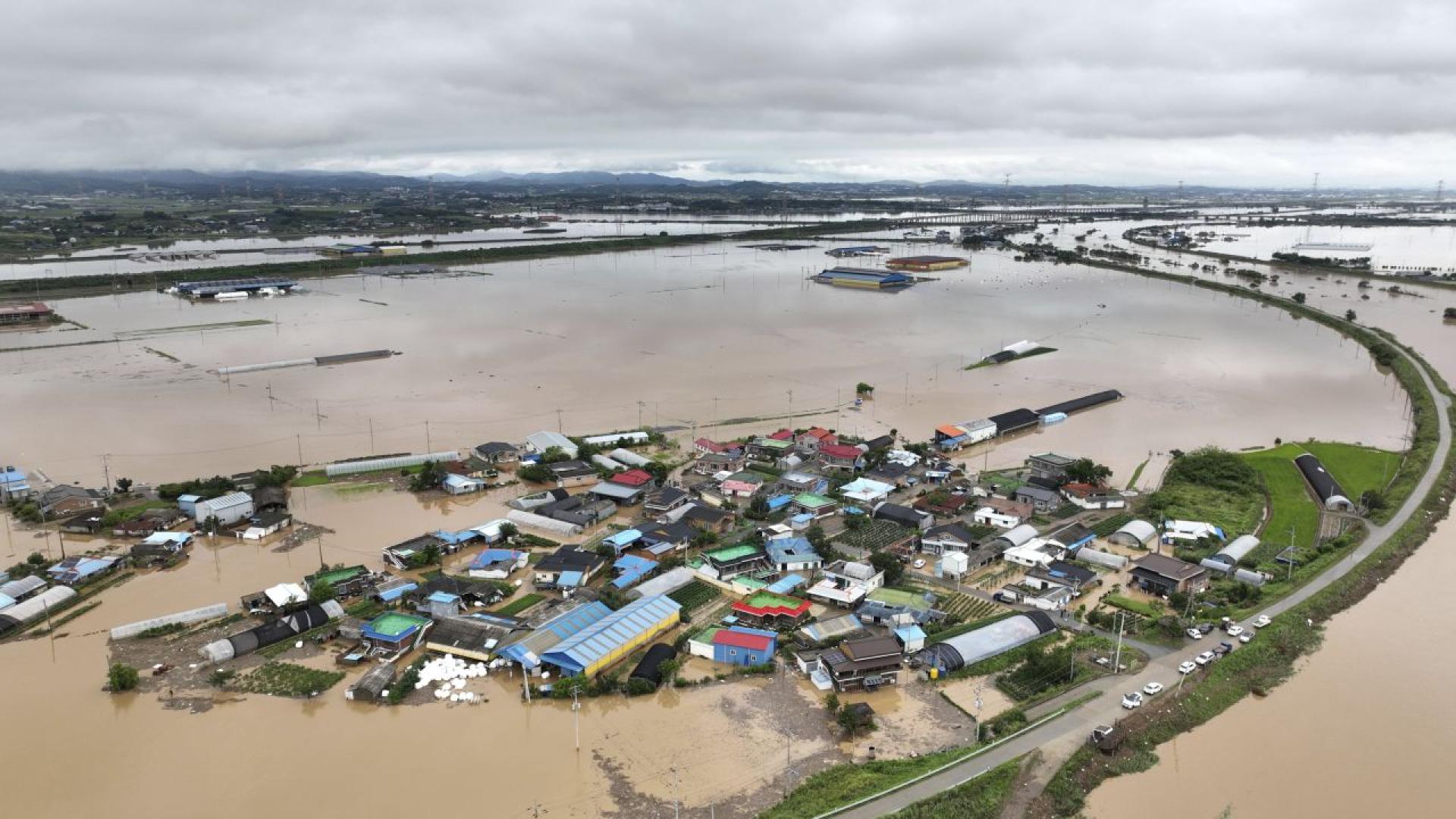 Петима души загинаха в свлачище в Южна Корея причинено от