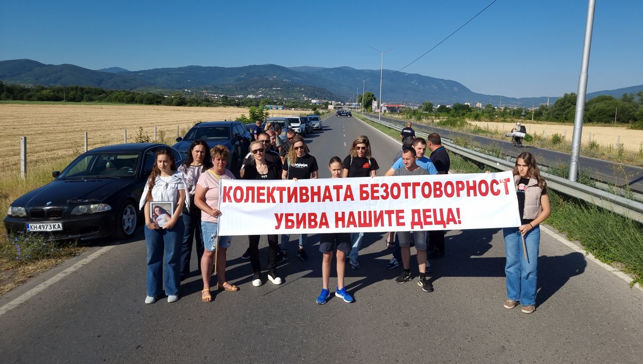 Протест в памет на Андреа, която загина в катастрофа с коне, затвори пътя Кюстендил – София