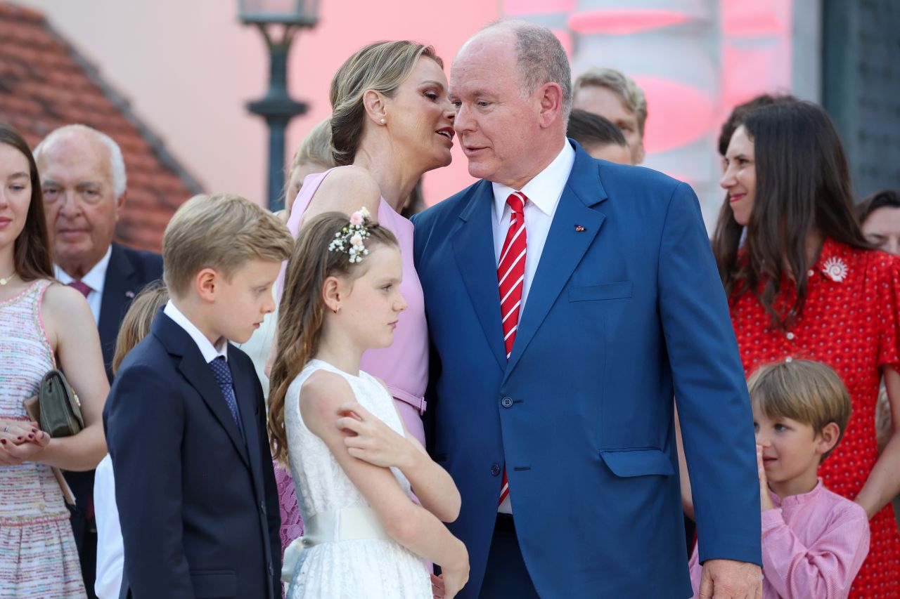 <p>Семейство Грималди се събра, за да отбележи 20 години от възкачването на принц Албер II. Вечерта премина с емоционални моменти, стилни визии и семейна топлота. От нежните жестове на принца до модния блясък на дамите – всяка снимка разкрива духа на празника. Разгледайте галерията с най-запомнящите се кадри от това историческо събитие.</p>