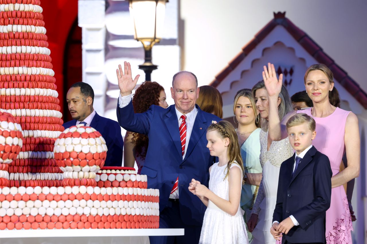 <p>Семейство Грималди се събра, за да отбележи 20 години от възкачването на принц Албер II. Вечерта премина с емоционални моменти, стилни визии и семейна топлота. От нежните жестове на принца до модния блясък на дамите &ndash; всяка снимка разкрива духа на празника. Разгледайте галерията с най-запомнящите се кадри от това историческо събитие.</p>