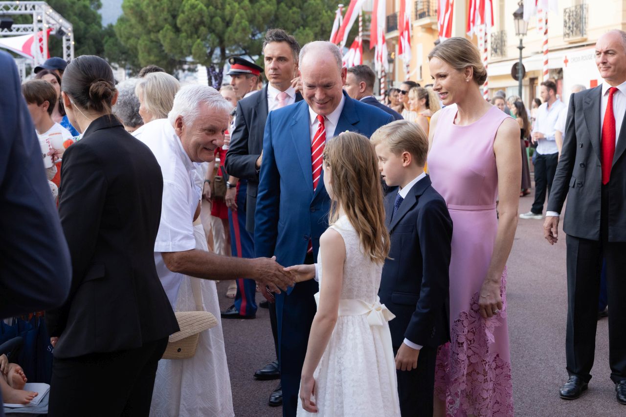 <p>Семейство Грималди се събра, за да отбележи 20 години от възкачването на принц Албер II. Вечерта премина с емоционални моменти, стилни визии и семейна топлота. От нежните жестове на принца до модния блясък на дамите – всяка снимка разкрива духа на празника. Разгледайте галерията с най-запомнящите се кадри от това историческо събитие.</p>