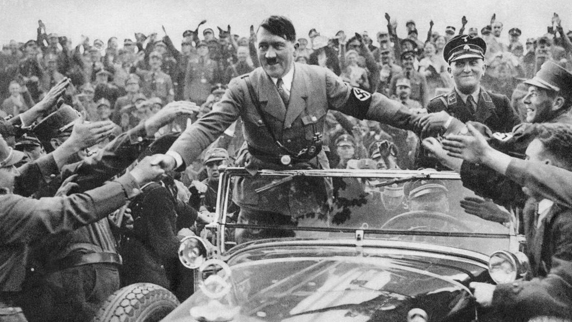 Бомба избухва в конферентната зала на Вълчата бърлога на Хитлер