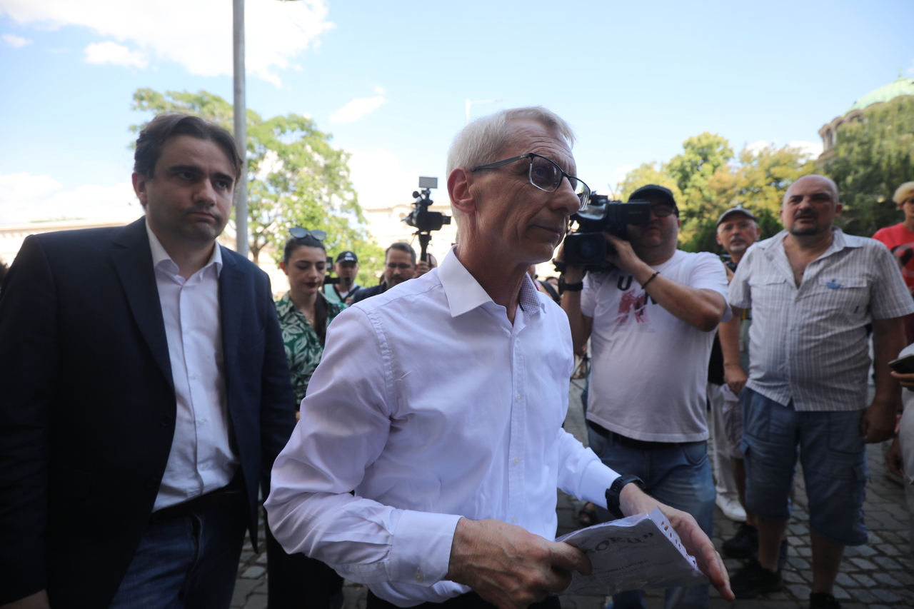 <p>Граждани се събраха пред сградата на Комисията за противодействие на корупцията на протест с искане за оставката на Антон Славчев, изпълняващ функциите председател на комисията и цялостно закриване на органа.</p>