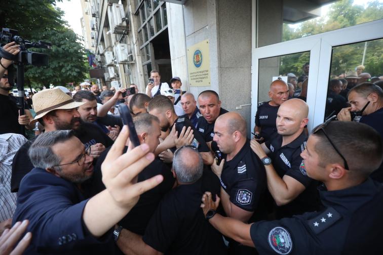 Граждани се събраха на протест пред сградата Антикорупционната комисия