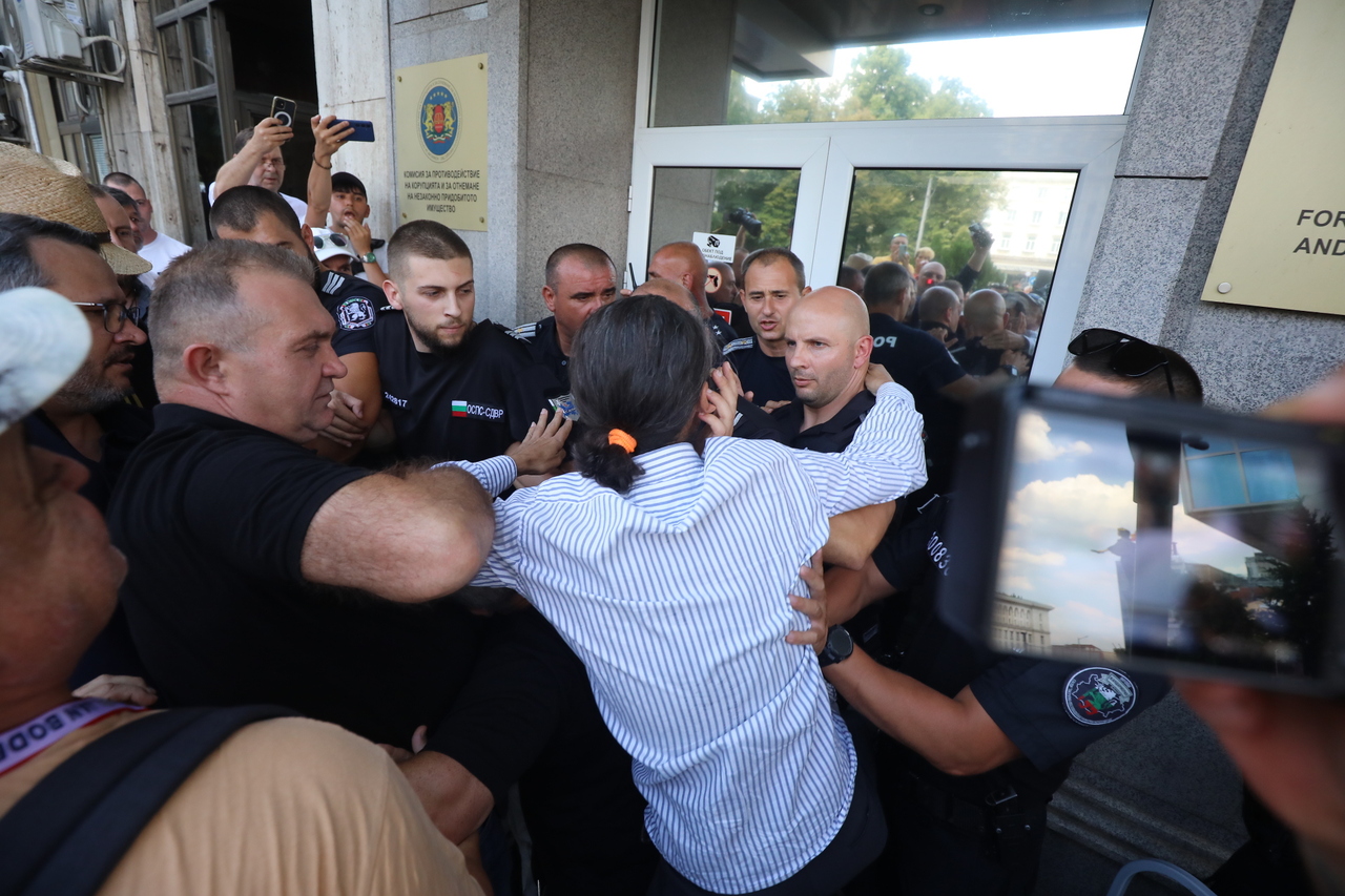 <p>Граждани се събраха пред сградата на Комисията за противодействие на корупцията на протест с искане за оставката на Антон Славчев, изпълняващ функциите председател на комисията и цялостно закриване на органа.</p>